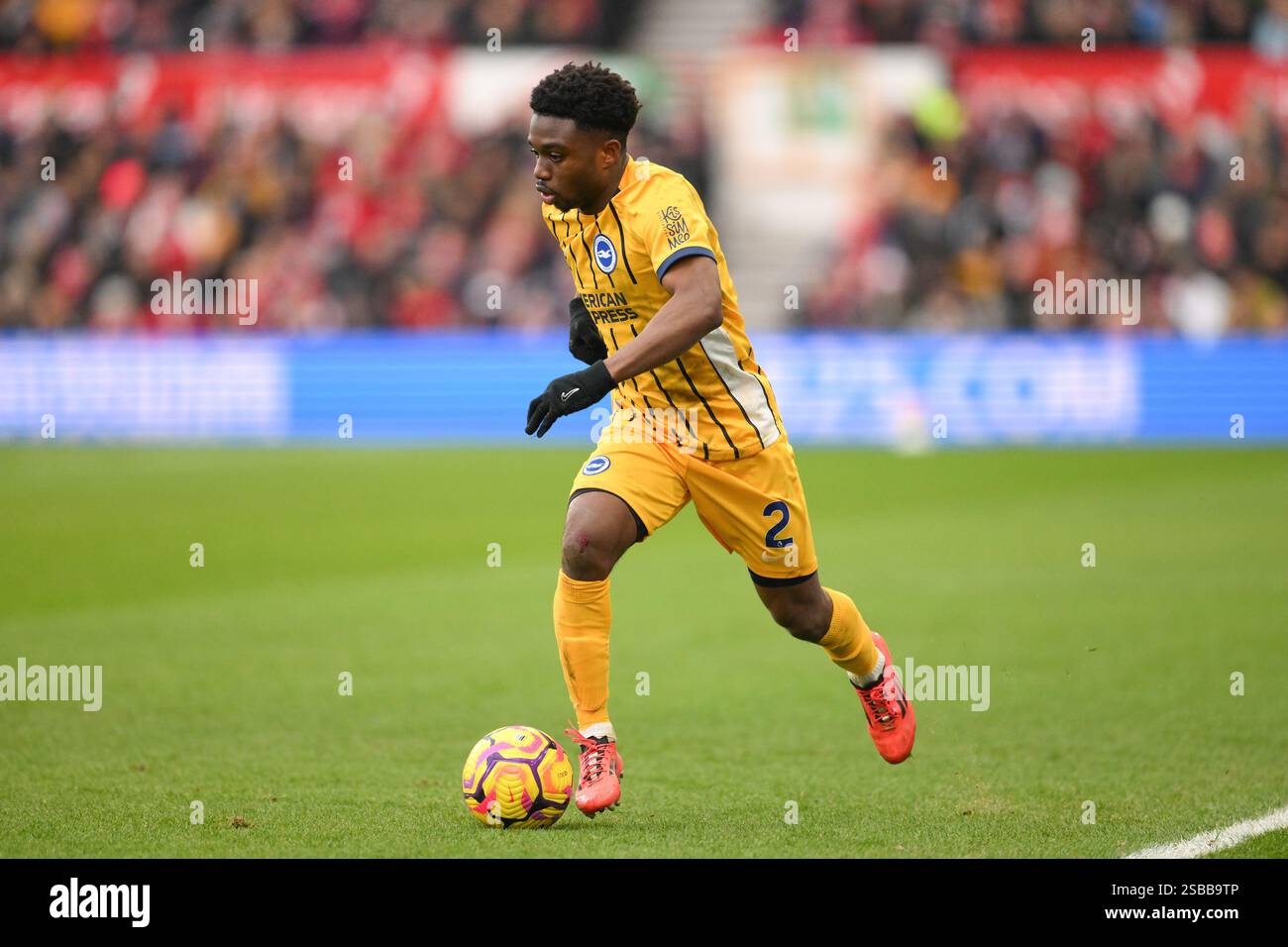 Tariq Lamptey aus Brighton spielt mit dem Ball während des Premier League-Spiels zwischen Nottingham Forest und Brighton und Hove Albion auf dem City Ground in Nottingham am Samstag, 1. Februar 2025. (Foto: Jon Hobley | MI News) Credit: MI News & Sport /Alamy Live News Stockfoto