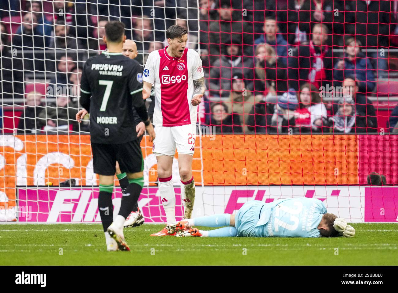 Amsterdam, Niederlande. Februar 2025. Amsterdam: Wout Weghorst of Ajax, Feyenoord-Keeper Timon Wellenreuther während der 21. Runde der Eredivisie-Saison 2024/2025. Das Spiel findet am 2. Februar 2025 in der Johan Cruijff Arena in Amsterdam statt. Credit: Box to Box Pictures/Alamy Live News Stockfoto