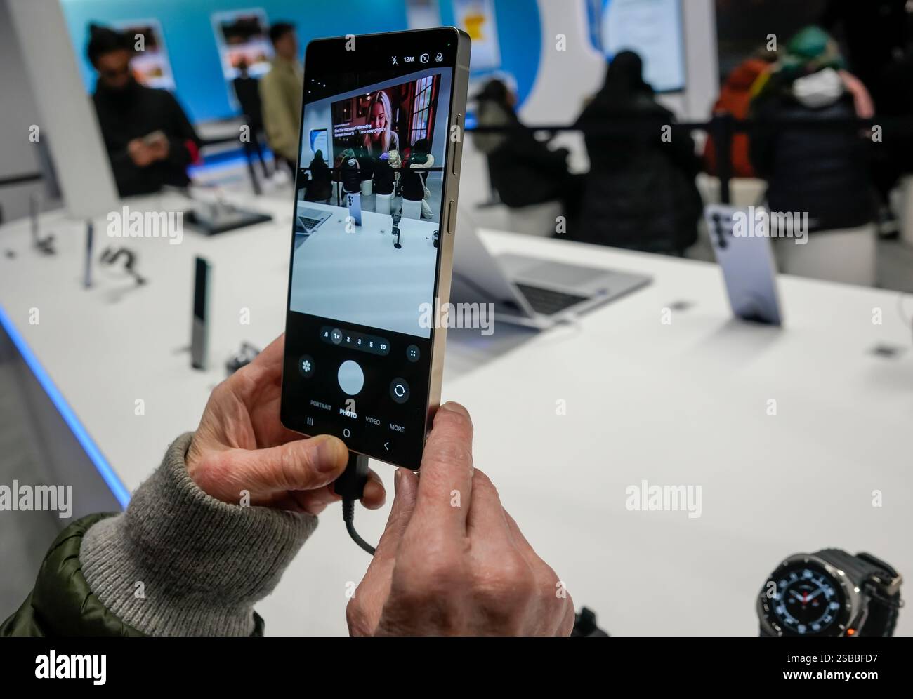 Besucher des Samsung Galaxy Pop-up Events in Soho in New York bewundern das Samsung Galaxy S25 Ultra Smartphone am Sonntag, den 26. Januar 2025. (© Richard B. Levine) Stockfoto