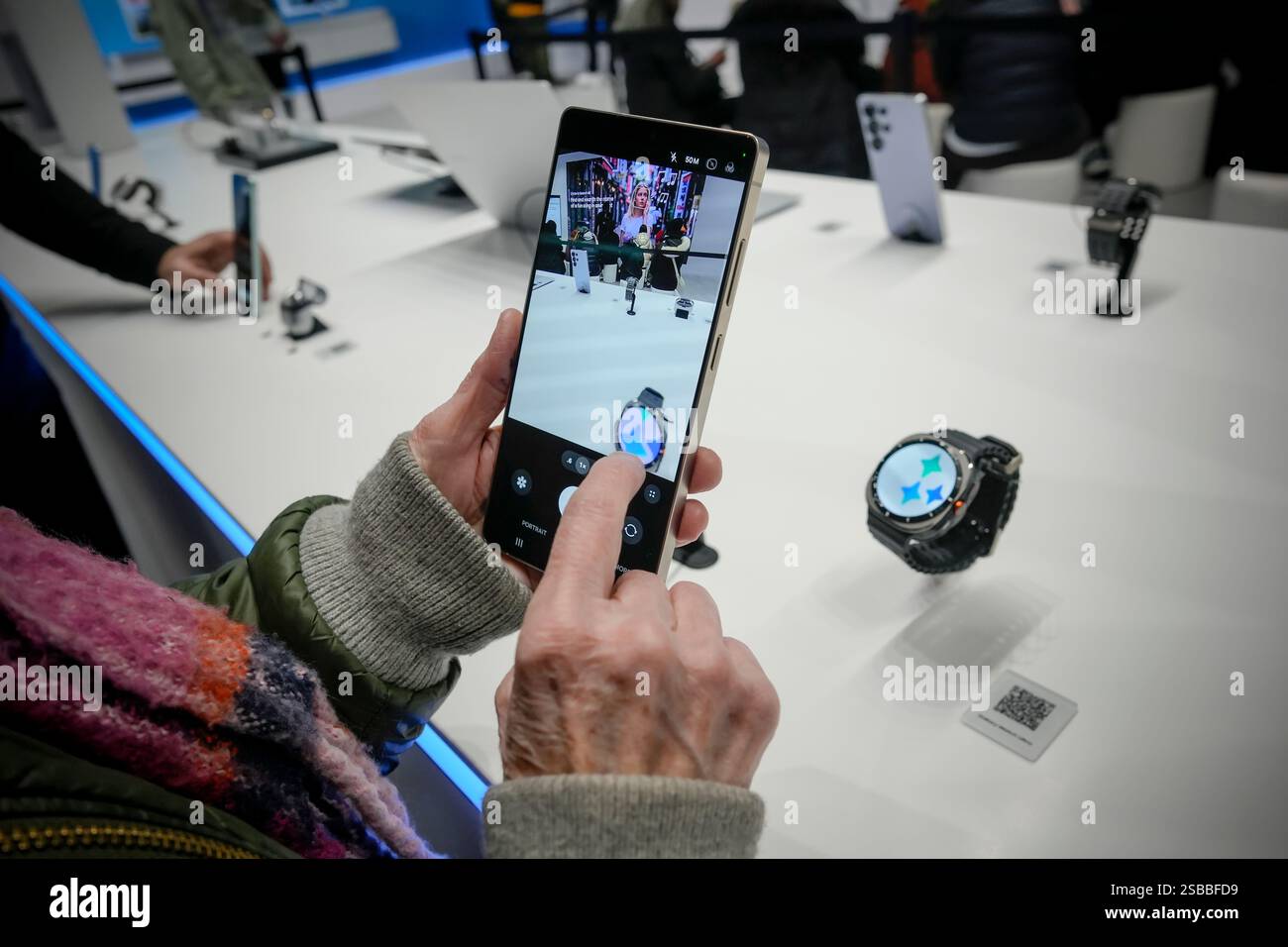 Besucher des Samsung Galaxy Pop-up Events in Soho in New York bewundern das Samsung Galaxy S25 Ultra Smartphone am Sonntag, den 26. Januar 2025. (© Richard B. Levine) Stockfoto
