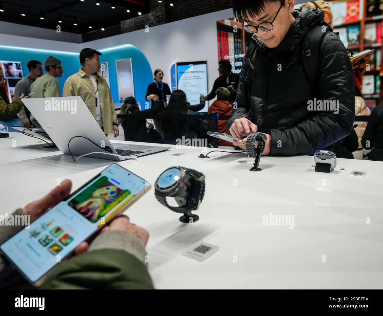 Besucher des Samsung Galaxy Pop-up Events in Soho in New York bewundern das Samsung Galaxy S25 Ultra Smartphone am Sonntag, den 26. Januar 2025. (© Richard B. Levine) Stockfoto