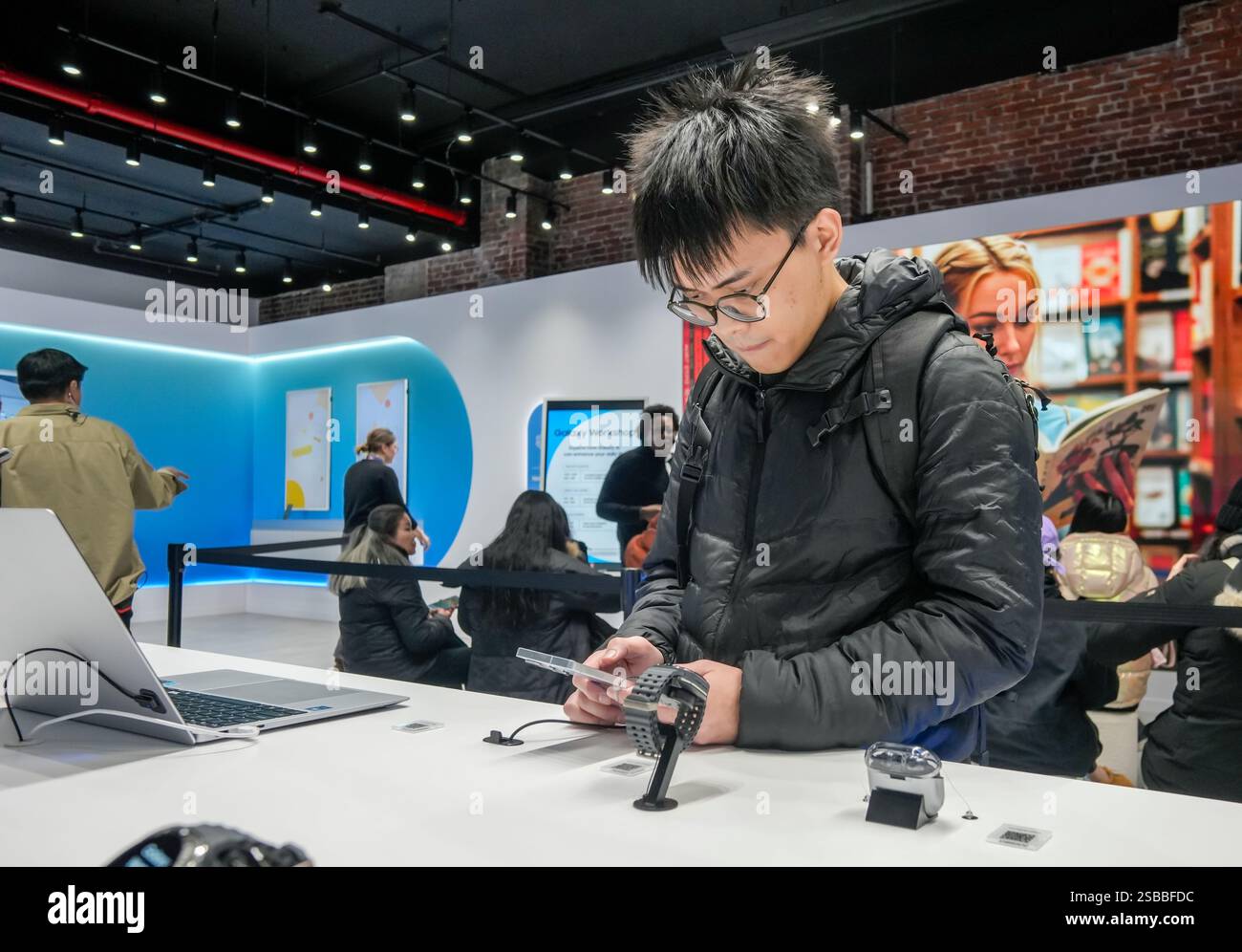 Besucher des Samsung Galaxy Pop-up Events in Soho in New York bewundern das Samsung Galaxy S25 Ultra Smartphone am Sonntag, den 26. Januar 2025. (© Richard B. Levine) Stockfoto