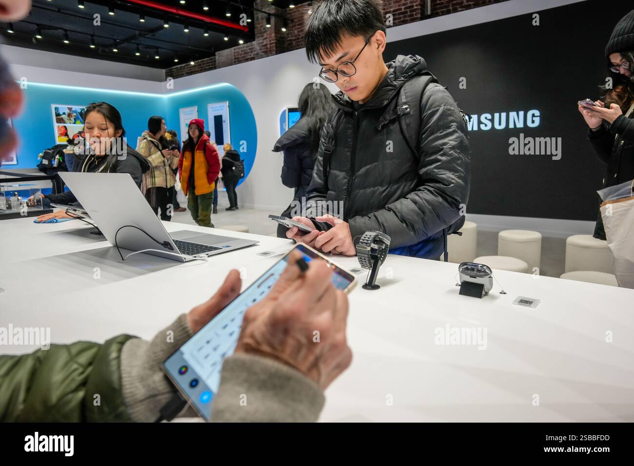 Besucher des Samsung Galaxy Pop-up Events in Soho in New York bewundern das Samsung Galaxy S25 Ultra Smartphone am Sonntag, den 26. Januar 2025. (© Richard B. Levine) Stockfoto