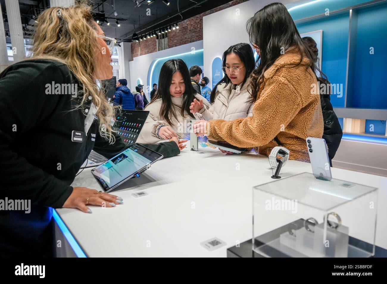 Besucher des Samsung Galaxy Pop-up Events in Soho in New York bewundern das Samsung Galaxy S25 Ultra Smartphone am Sonntag, den 26. Januar 2025. (© Richard B. Levine) Stockfoto