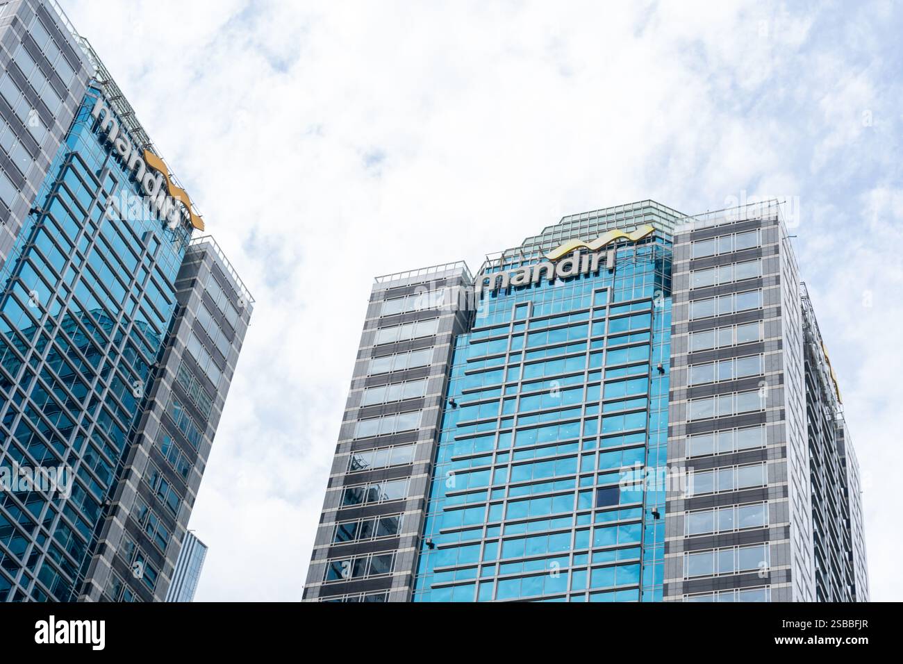 Bank Mandiri Bürogebäude im Sudirman Central Business District (SCBD) in Jakarta, Indonesien. Stockfoto