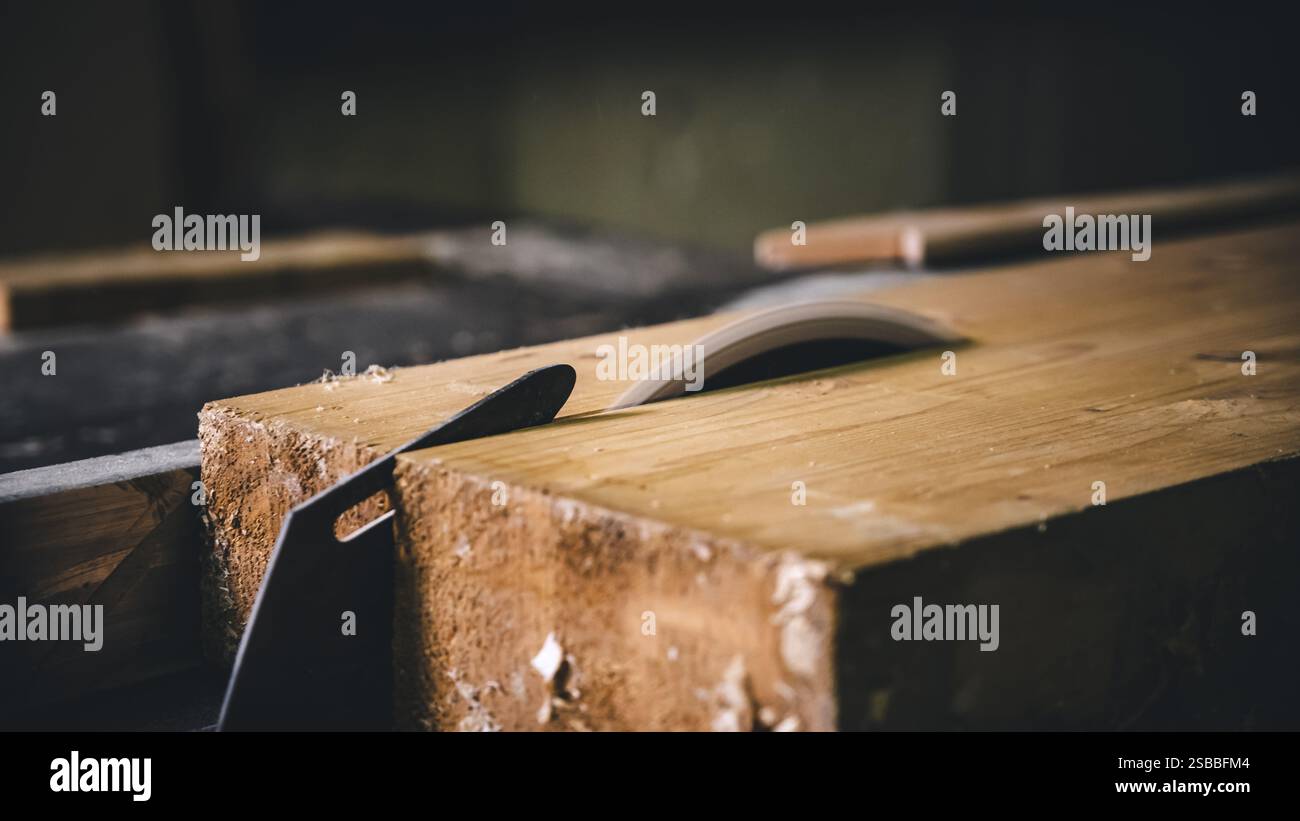 Holz wird auf einer Kreissäge geschnitten Stockfoto