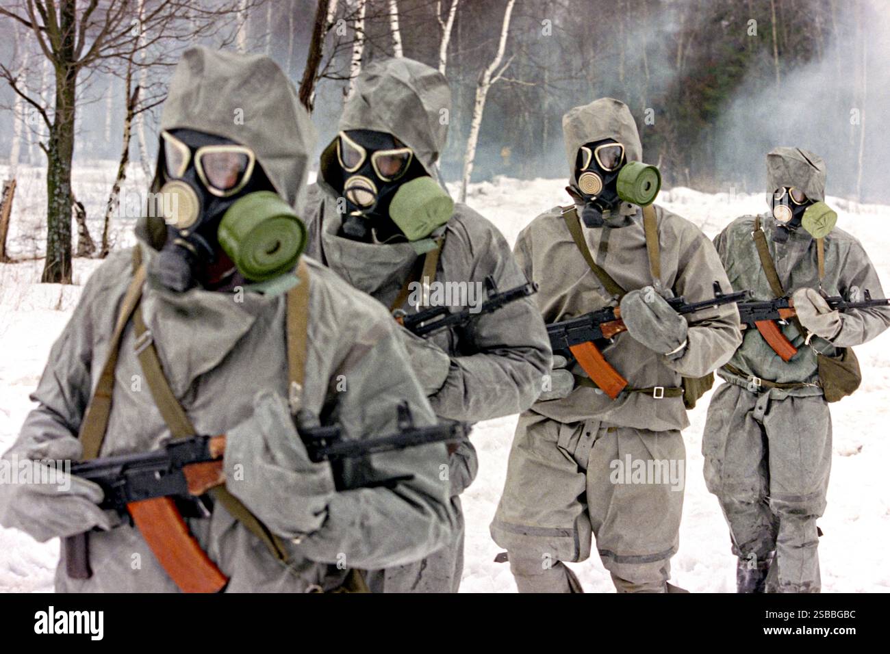 Russische Armeesoldaten mit den NBC-Schutztruppen der 2. Brigade, Übungsübungen in Nuklearschutzanzügen, biologische und chemische Schutzanzüge, 10. Januar 1994 in Teikowo, Oblast Iwanovo, Russland. Stockfoto