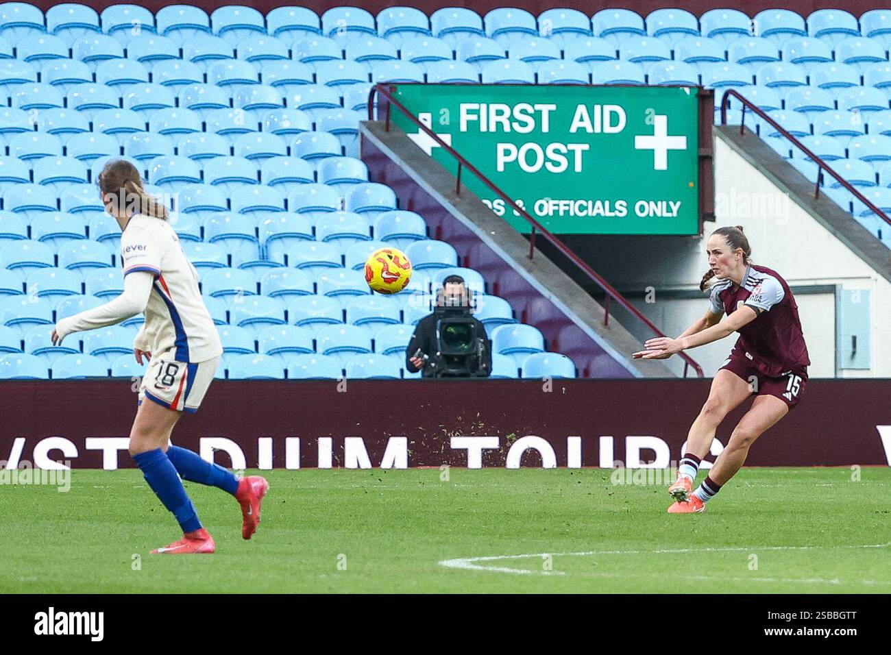 Birmingham, Großbritannien. Februar 2025. #15, Lucy Parker aus Aston Villa trifft am 2. Februar 2025 im Villa Park, Birmingham, England, beim Women's Super League-Spiel zwischen Aston Villa Women und Chelsea Women. Foto von Stuart Leggett. Nur redaktionelle Verwendung, Lizenz für kommerzielle Nutzung erforderlich. Keine Verwendung bei Wetten, Spielen oder Publikationen eines einzelnen Clubs/einer Liga/eines Spielers. Quelle: UK Sports Pics Ltd/Alamy Live News Stockfoto