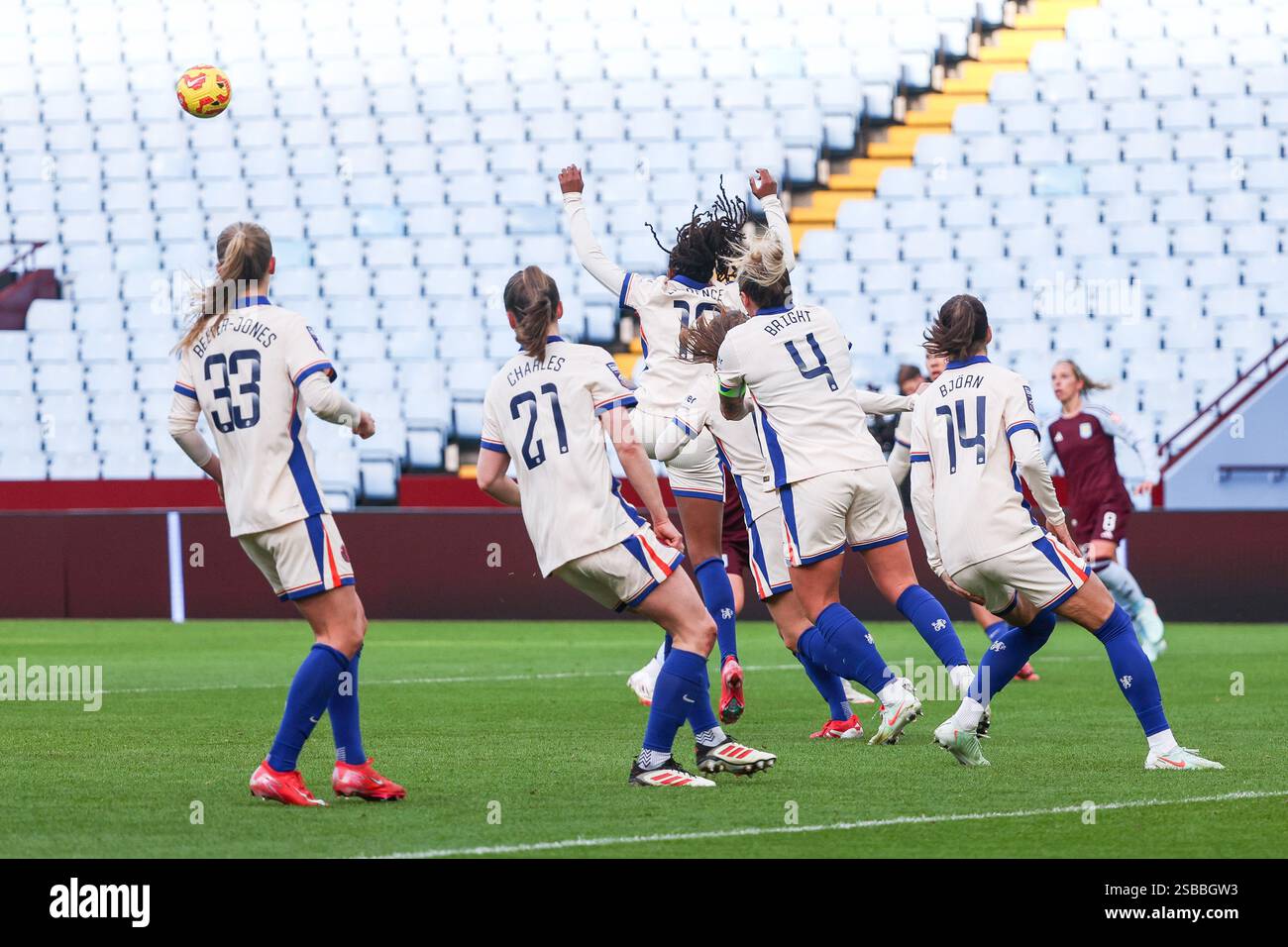 Birmingham, Großbritannien. Februar 2025. Chelsea hat den Ball während des Women's Super League-Spiels zwischen Aston Villa Women und Chelsea Women am 2. Februar 2025 im Villa Park in Birmingham, England, gewonnen. Foto von Stuart Leggett. Nur redaktionelle Verwendung, Lizenz für kommerzielle Nutzung erforderlich. Keine Verwendung bei Wetten, Spielen oder Publikationen eines einzelnen Clubs/einer Liga/eines Spielers. Quelle: UK Sports Pics Ltd/Alamy Live News Stockfoto