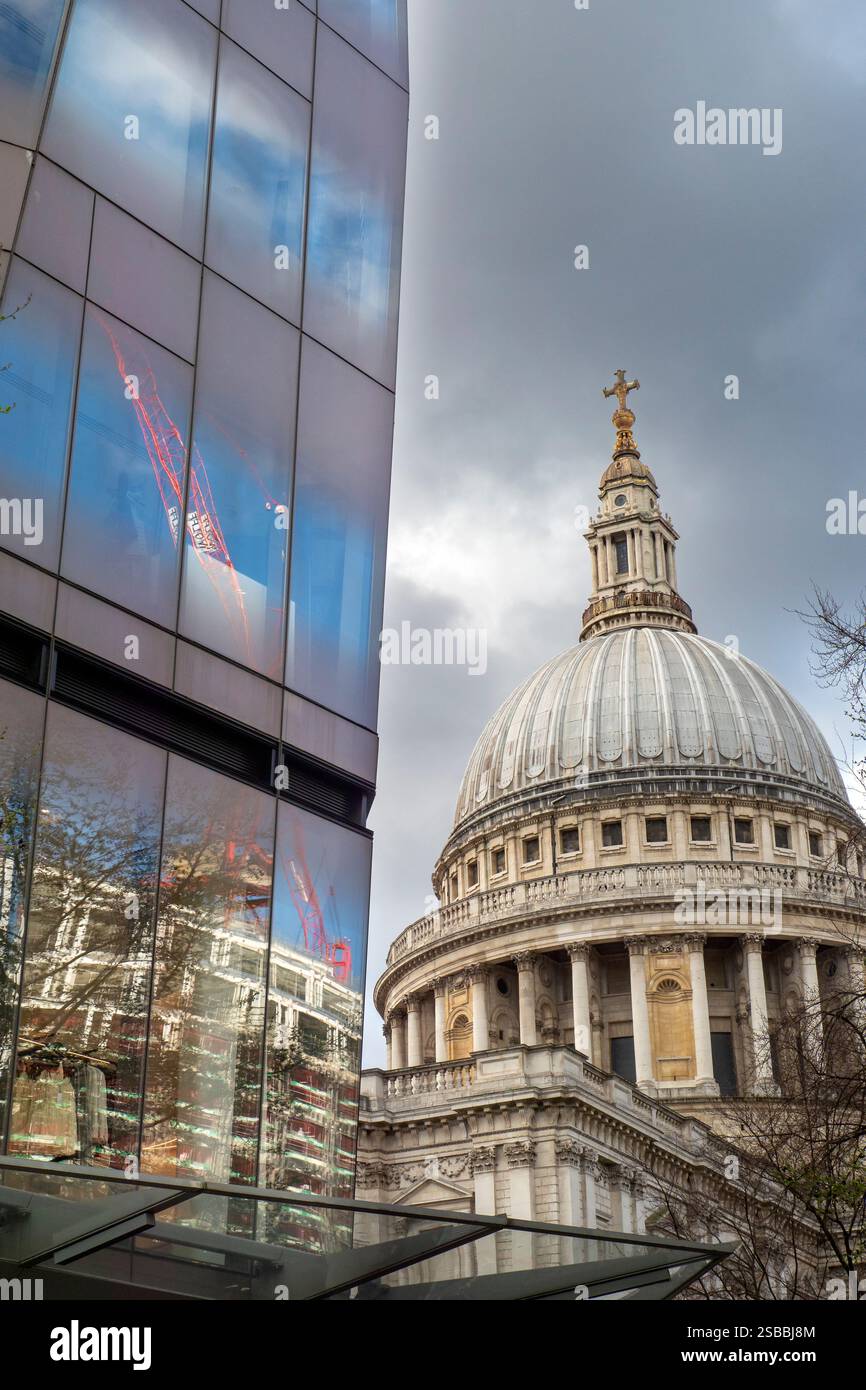 St. Pauls Cathedral, Ludgatre Hill, City of London England, Großbritannien. Sitz des Bischofs von London Stockfoto