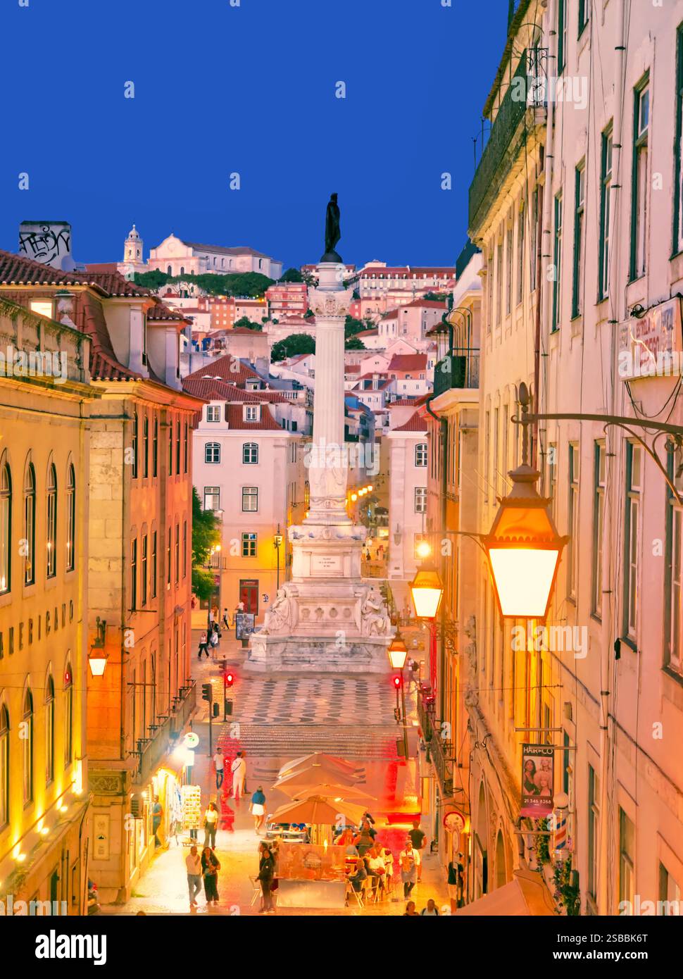 Ein Abendblick auf die Praca Dom Pedro IV, Lissabon, Portugal Stockfoto
