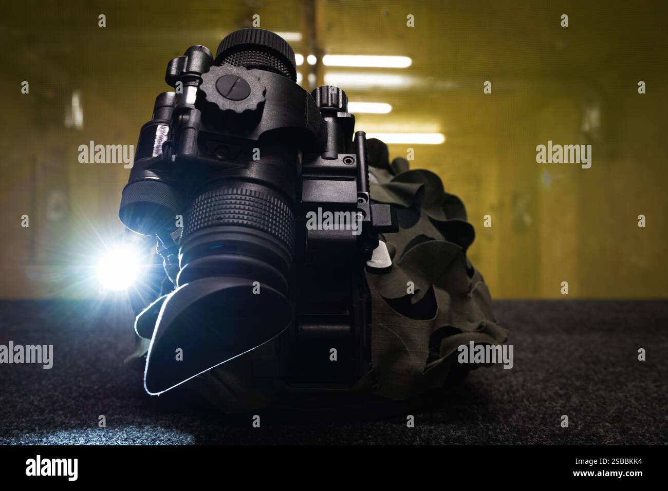 Taktischer Helm mit installiertem Nachtsichtgerät und Taschenlampe. Stockfoto