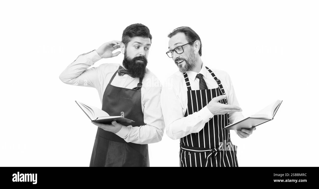 Professionelle Beratung. Catering-Geschäft. Sitzplan. Menüplanung. Glückliches Chefteam im Vorfeld. Partner kochen. Kulinarische Zutat. Bärtige Männer Stockfoto