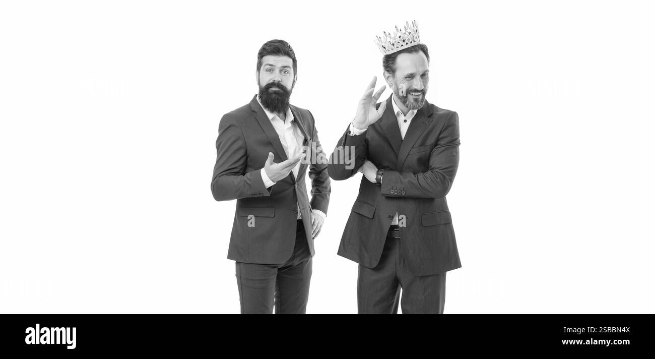 Berühren Sie nicht meine Krone. Großer Chef tragen Krone isoliert auf weiß. Reifer Mann erhielt Belohnung. Königskrone. Königliches Koronatensymbol. Krone und Ruhm. Krönender Ruhm Stockfoto