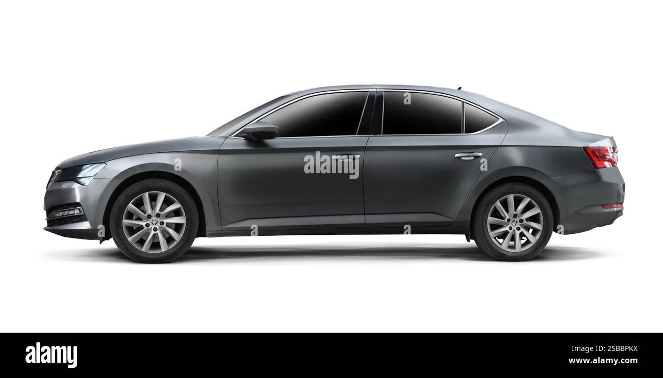 Izmir, Türkei - 1. Februar 2025: Ein Foto eines grauen Skoda Superlative Car in linker Seitenansicht, aufgenommen auf einem sauberen weißen Hintergrund, das seine s hervorhebt Stockfoto