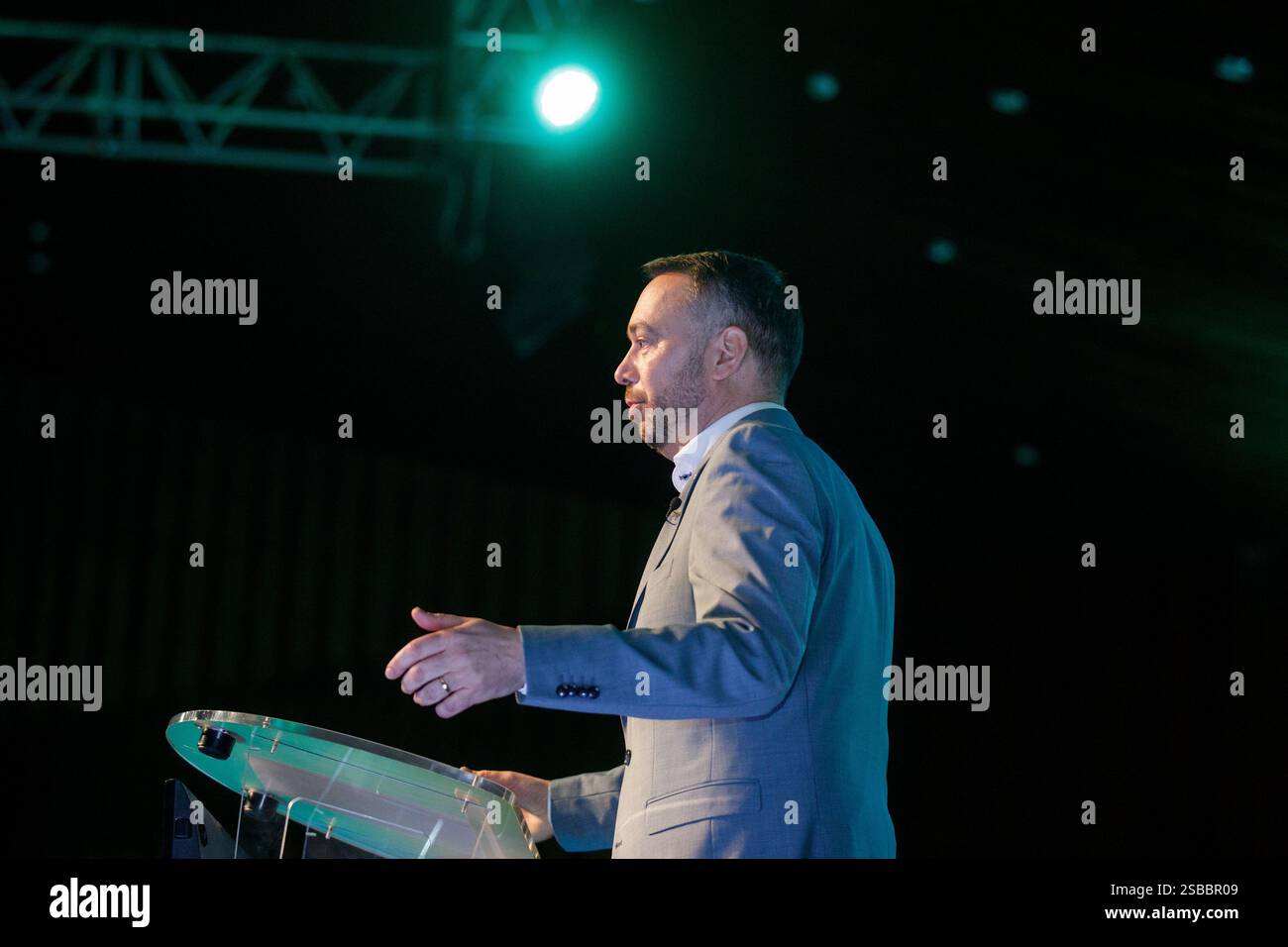 Lüttich, Belgien. Februar 2025. Der Vorsitzende von Les engages, Maxime Prevot, wurde während eines Kongresses der französischsprachigen zentristischen politischen Bewegung Les engages über die Beteiligung an der neuen Bundesregierung am Sonntag, den 2. Februar 2025 in Lüttich dargestellt. Am Freitagabend haben sich die Verhandlungsführer der fünf Parteien N-VA, Vooruit, CD&V, MR und Les Engagements auf die Bildung einer neuen belgischen Bundesregierung geeinigt. BELGA FOTO HATIM KAGHAT Credit: Belga News Agency/Alamy Live News Stockfoto