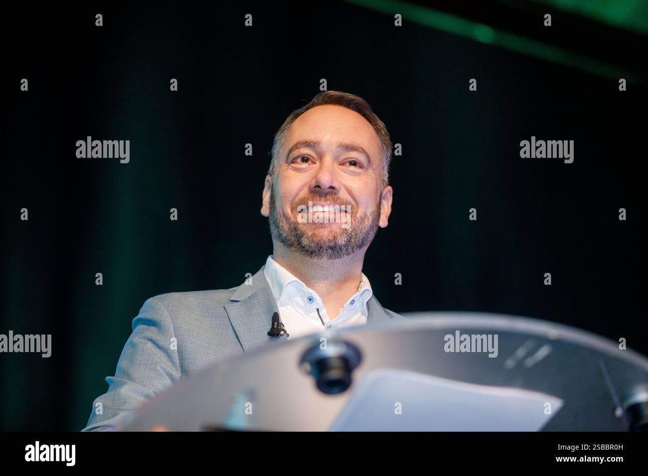 Lüttich, Belgien. Februar 2025. Der Vorsitzende von Les engages, Maxime Prevot, wurde während eines Kongresses der französischsprachigen zentristischen politischen Bewegung Les engages über die Beteiligung an der neuen Bundesregierung am Sonntag, den 2. Februar 2025 in Lüttich dargestellt. Am Freitagabend haben sich die Verhandlungsführer der fünf Parteien N-VA, Vooruit, CD&V, MR und Les Engagements auf die Bildung einer neuen belgischen Bundesregierung geeinigt. BELGA FOTO HATIM KAGHAT Credit: Belga News Agency/Alamy Live News Stockfoto