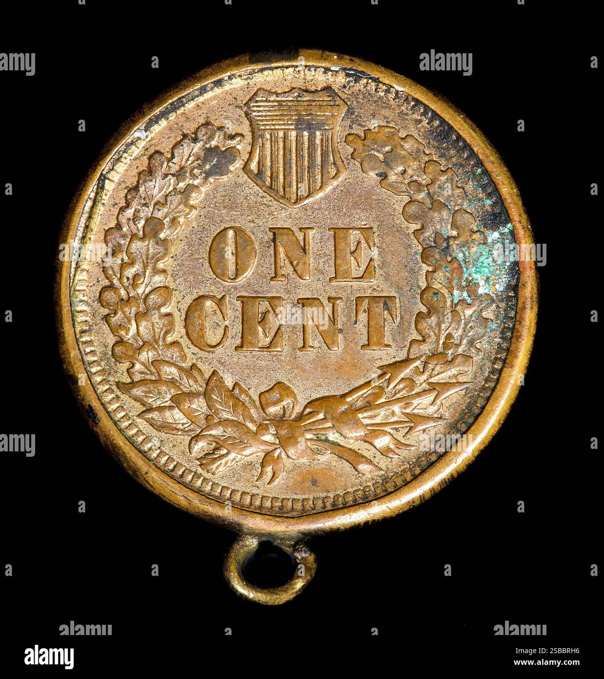 Eine Vintage-1-Cent-Münze hat ein kompliziertes Design mit einem Kranz und den Worten 1-Cent-Münze, die vor einem dunklen Hintergrund hervorgehoben sind Stockfoto