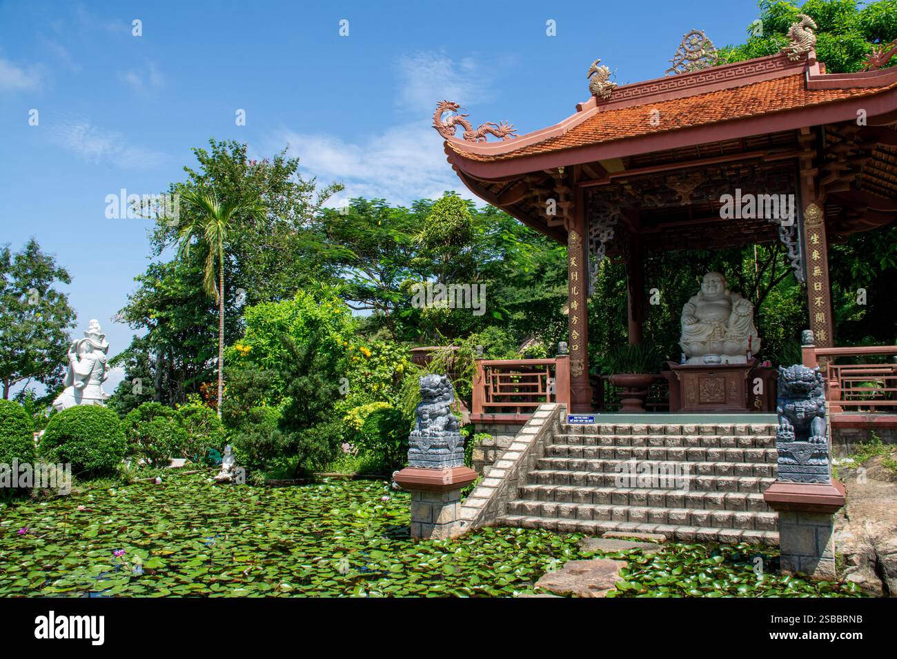 Chao Doc, Vietnam - 7. November 2023 die Hang-Pagode auf dem Berg Sam Stockfoto