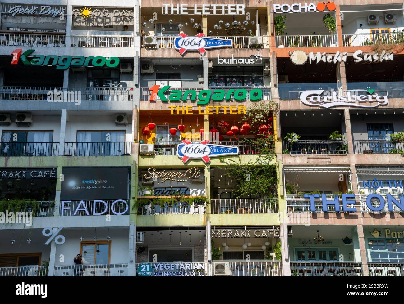 Ho-Chi-Minh-Stadt, Vietnam - 11. November 2023: Berühmtes Café-Apartment-Gebäude in Ho-Chi-Minh-Stadt Stockfoto