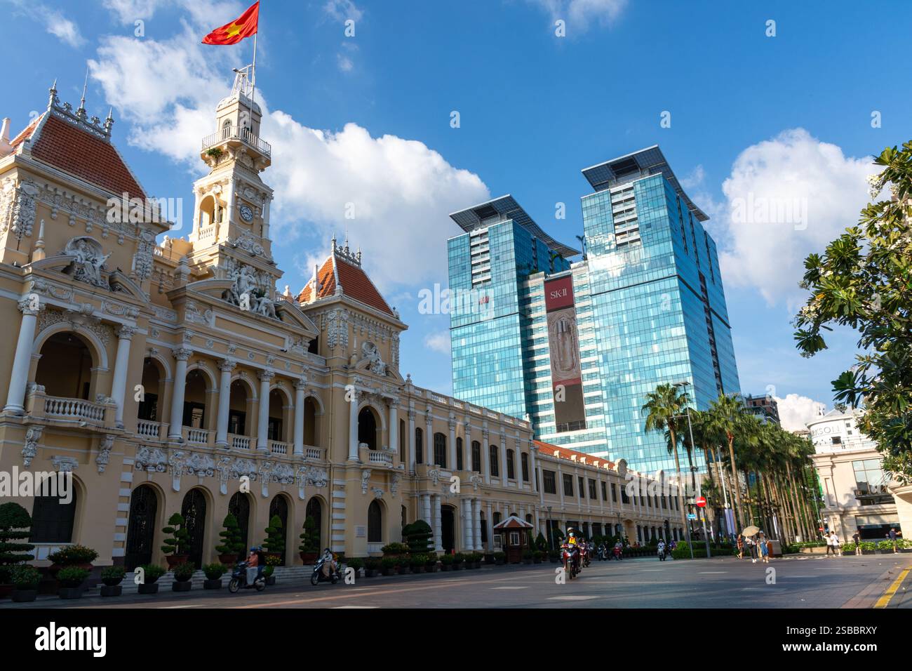 Ho-Chi-Minh-Stadt, Vietnam - 11. November 2023: Ho-Chi-Minh-Rathaus und moderne Wolkenkratzer Stockfoto