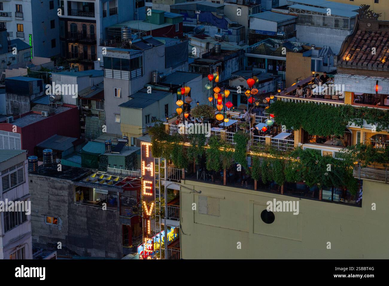 Ho-Chi-Minh-Stadt, Vietnam - 11. November 2023: Dachlaternen und Stadtbild in der Abenddämmerung Stockfoto