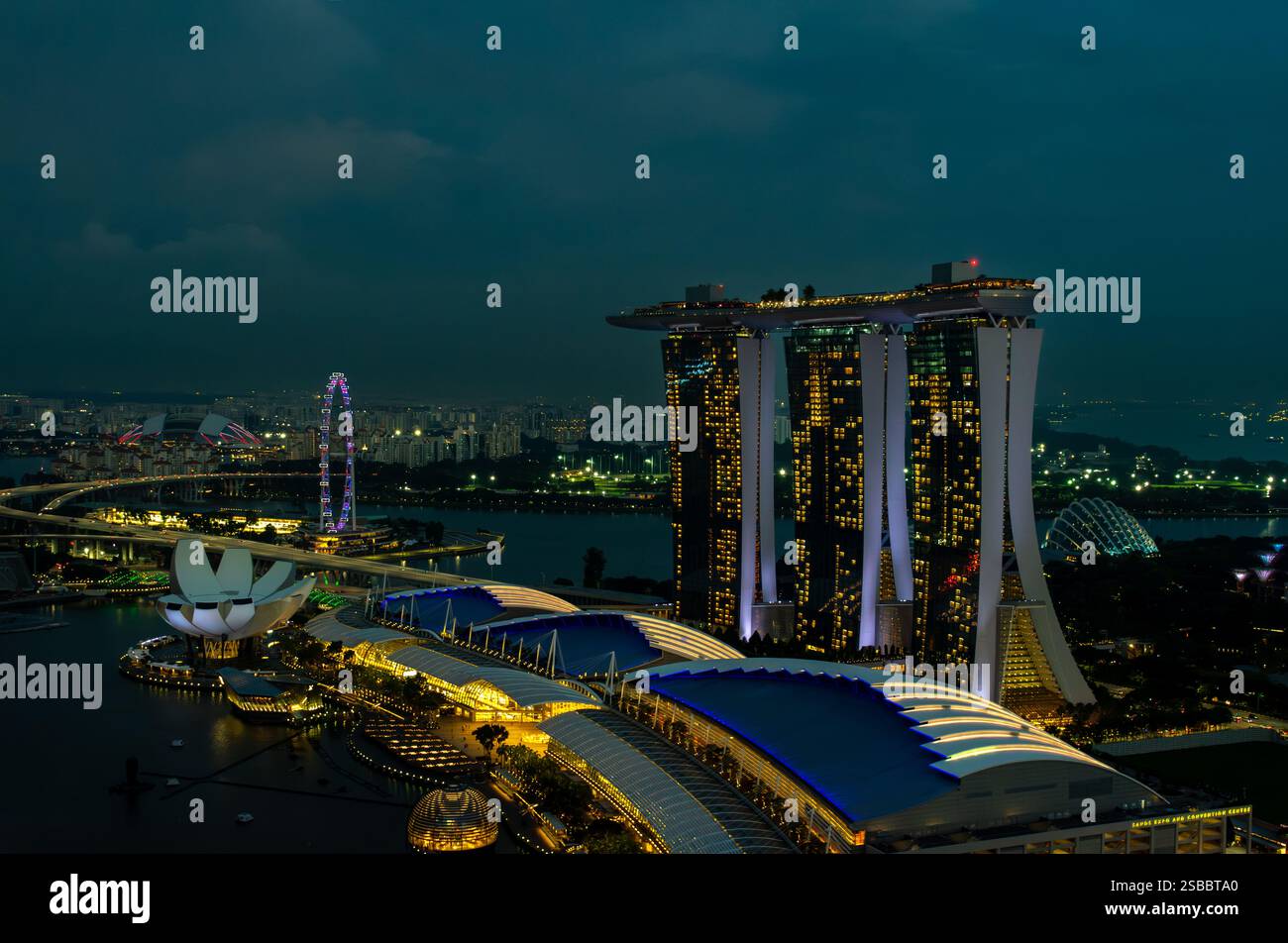 Marina Bay Sands und Skyline in Singapur bei Nacht Stockfoto
