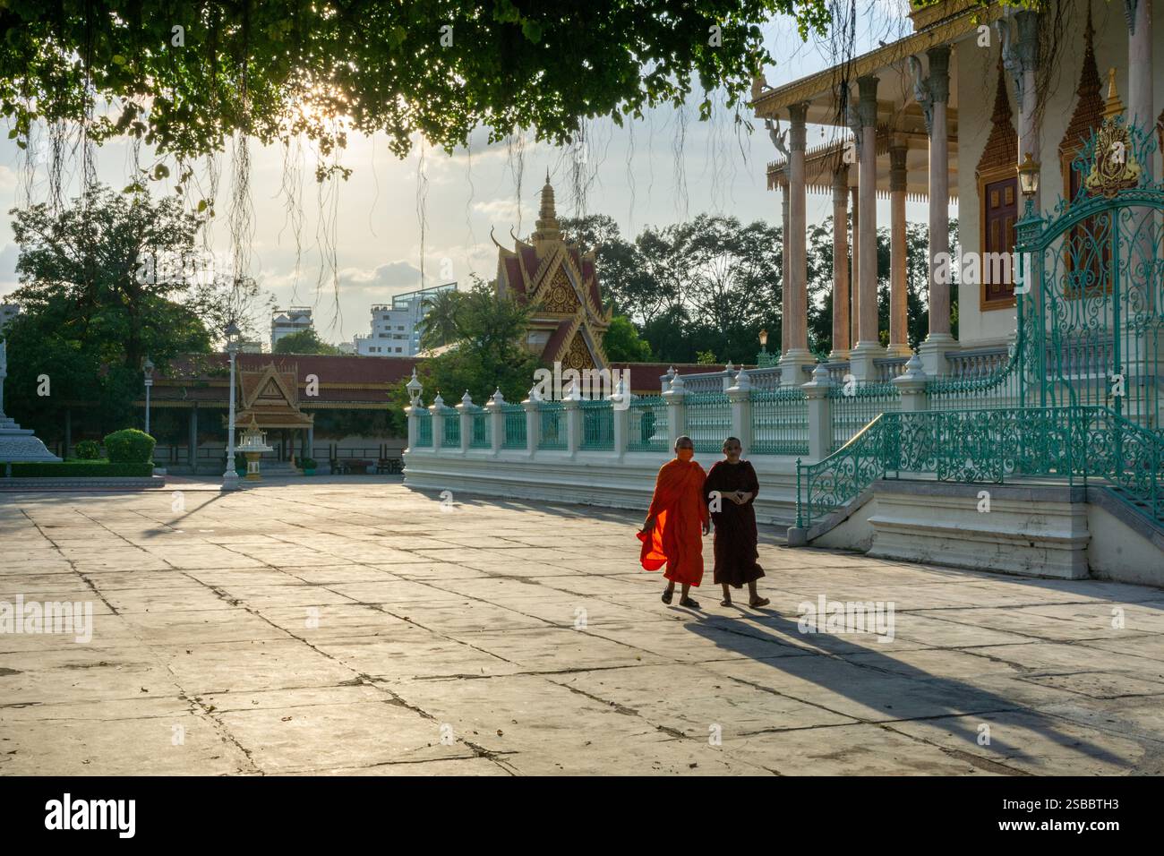 Phnom Penh, Kambodscha - 5. November 2023: Mönche wandern im Königspalast von Kambodscha Stockfoto