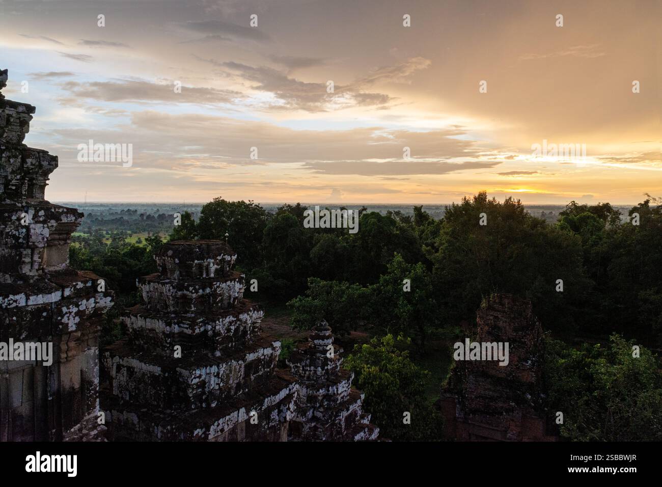 SIEM Reap, Kambodscha - 24. November 2023: Blick auf den Sonnenuntergang von Phnom Bakheng Stockfoto