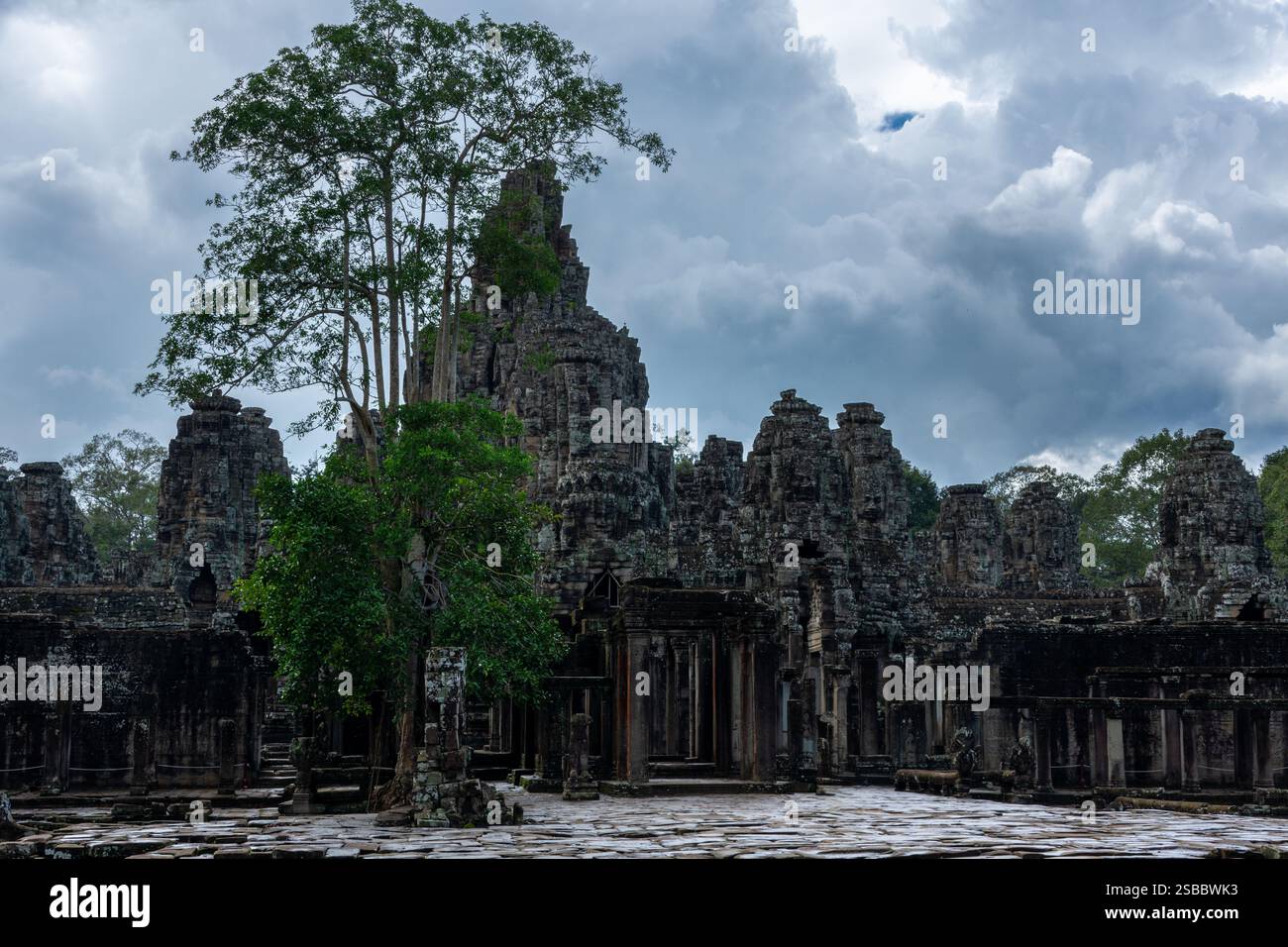 SIEM Reap, Kambodscha - 24. Oktober 2023: Blick auf den Bayon-Tempel und das ankommende Gewitter Stockfoto
