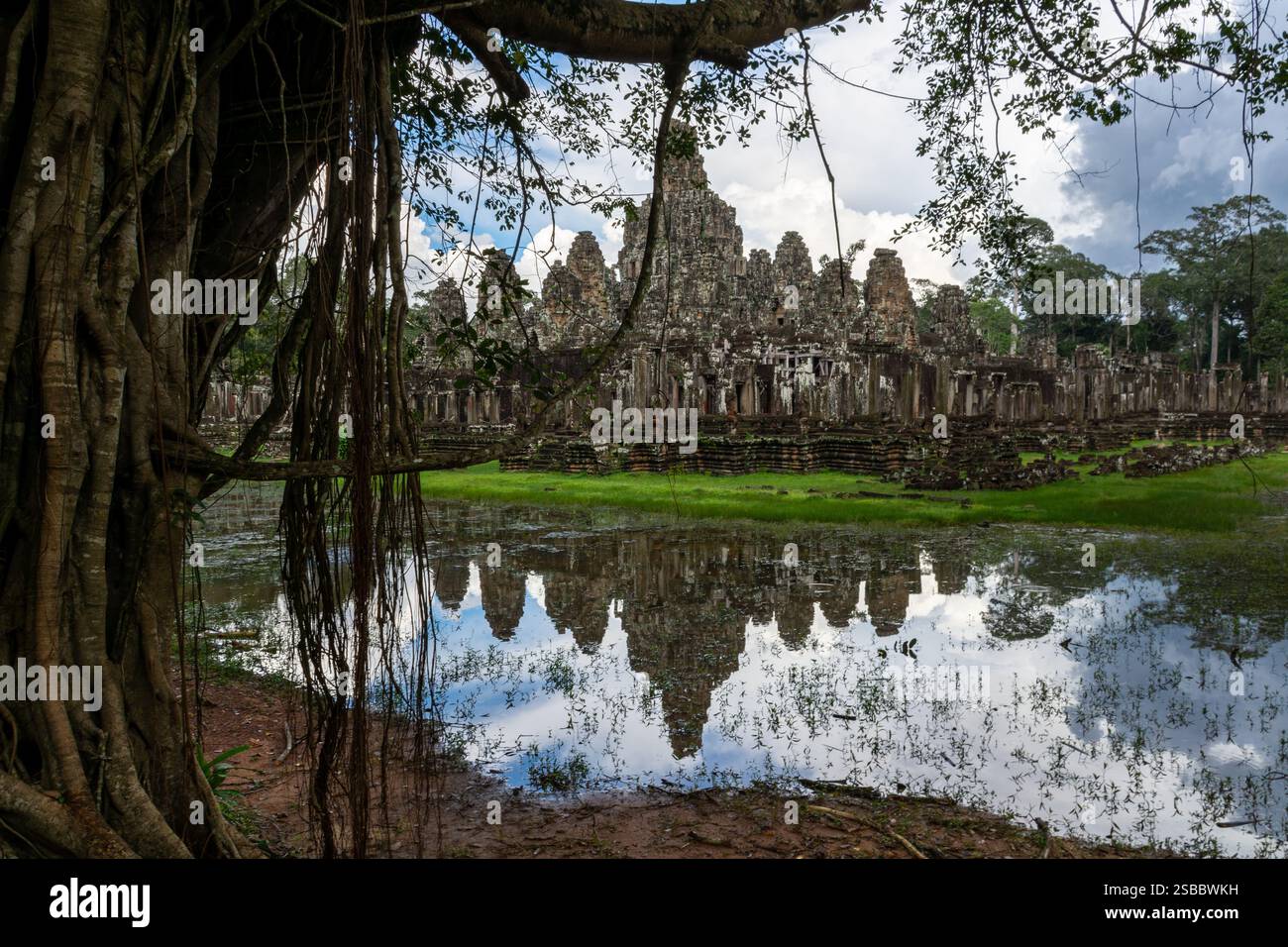 SIEM Reap, Kambodscha - 24. Oktober 2023: Blick auf den Bayon Tempel und Wasserreflexionen Stockfoto