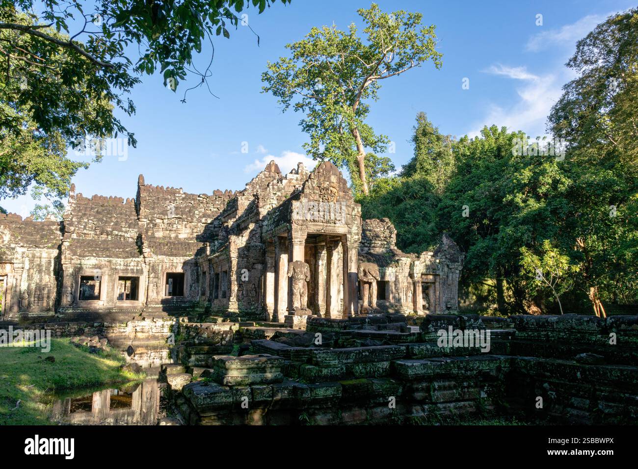 SIEM Reap, Kambodscha - 26. November 2023: Preah Khan Tempel umgeben von Bäumen Stockfoto