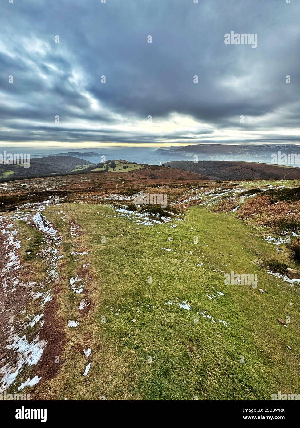 Blick vom Sugar Loaf Mountain mit Blick nach Osten, Bannau Brycheiniog (Brecon Beacons) Winter. - Smartphone-aufgenommenes Stockfoto