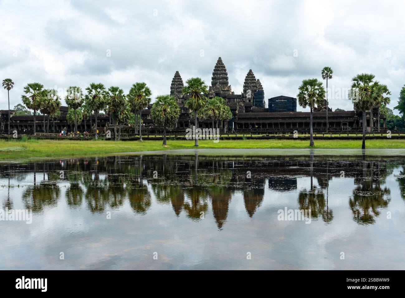 SIEM Reap, Kambodscha - 27. Oktober 2023: Angkor Wat reflektiert in einem ruhigen Teich Stockfoto