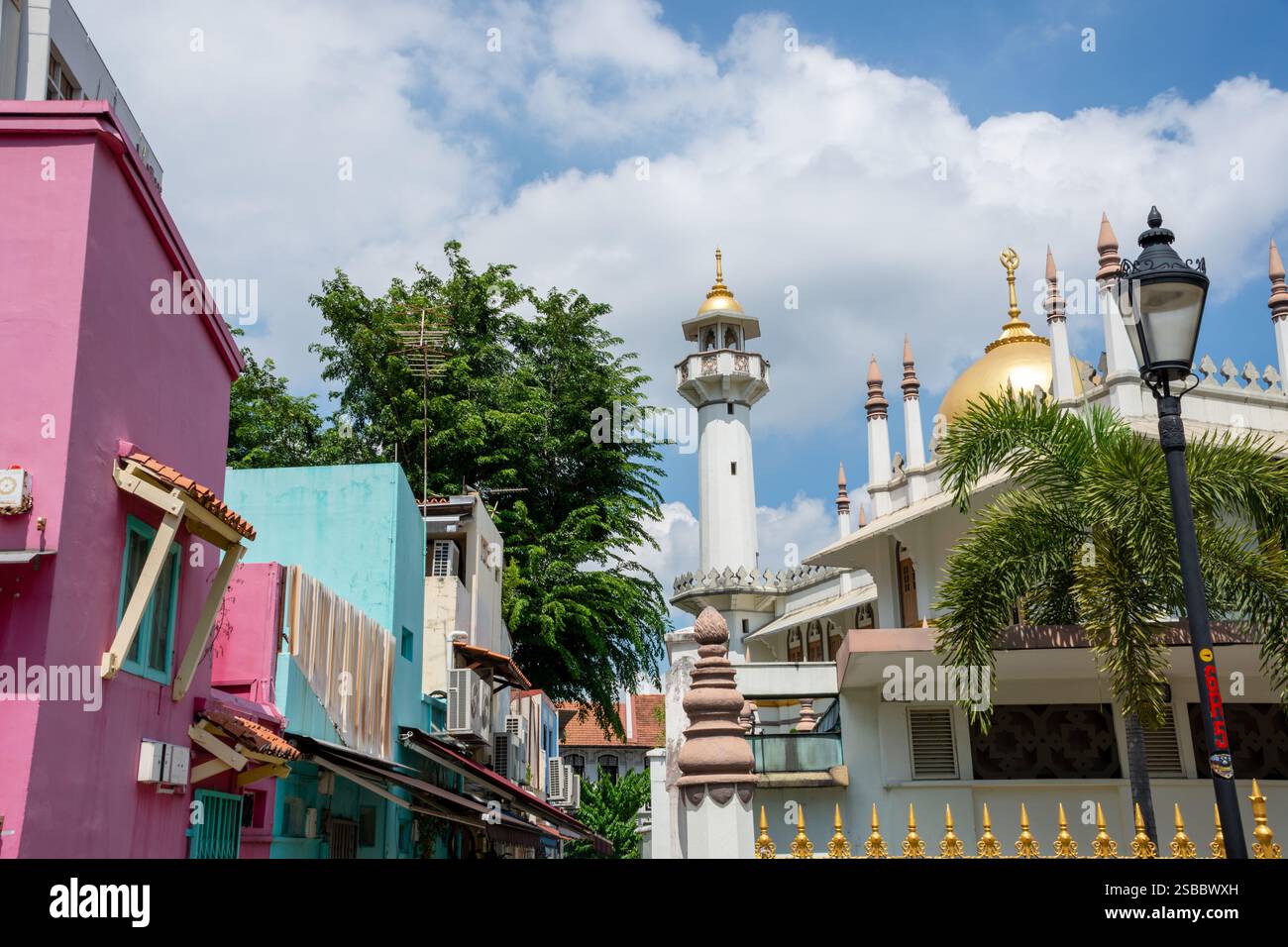 Singapur, Singapur - 15. November 2023: Sultanmoschee und farbenfrohe Häuser im arabischen Viertel Stockfoto
