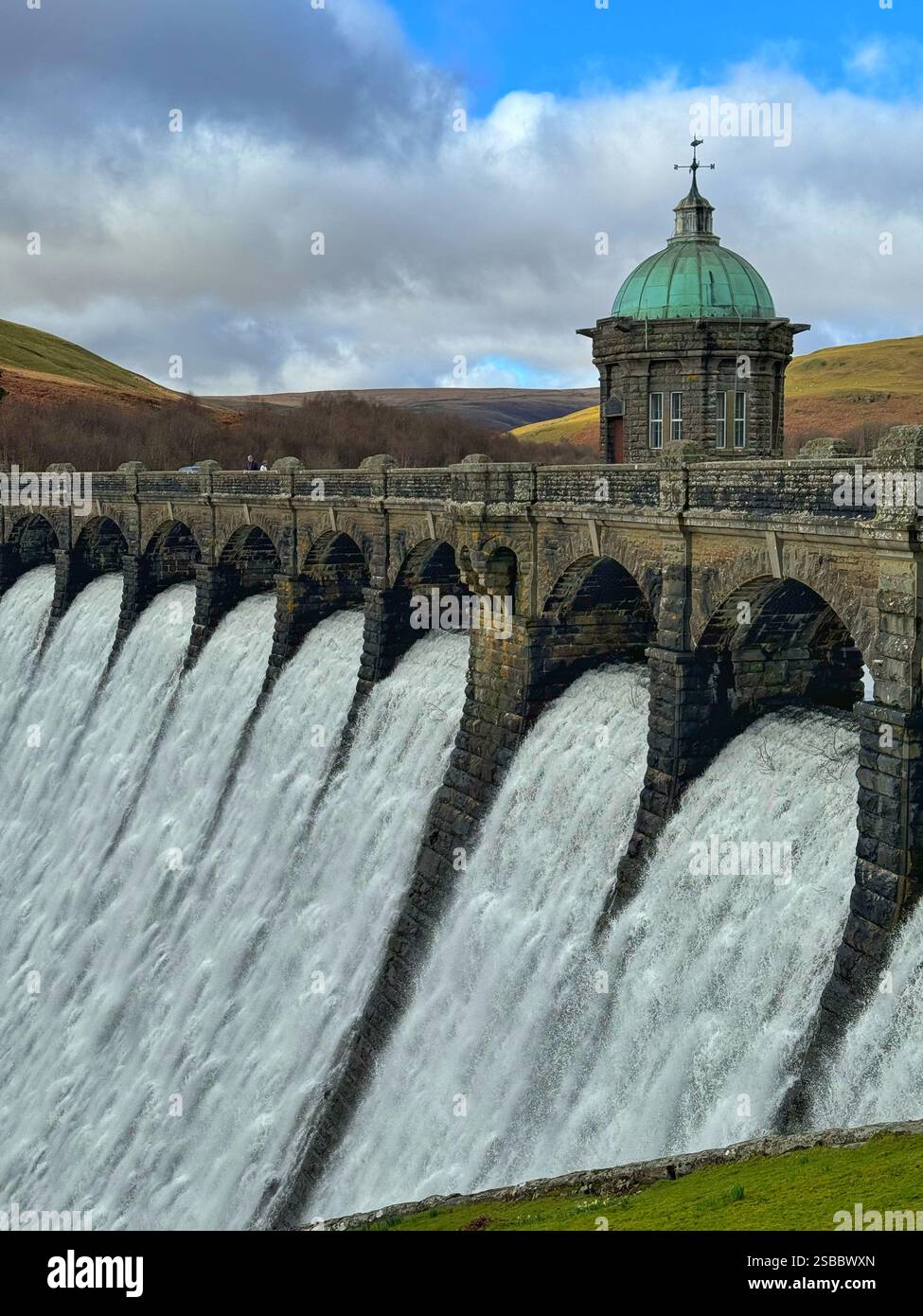 Wasser fließt über Craig Goch Stockfoto