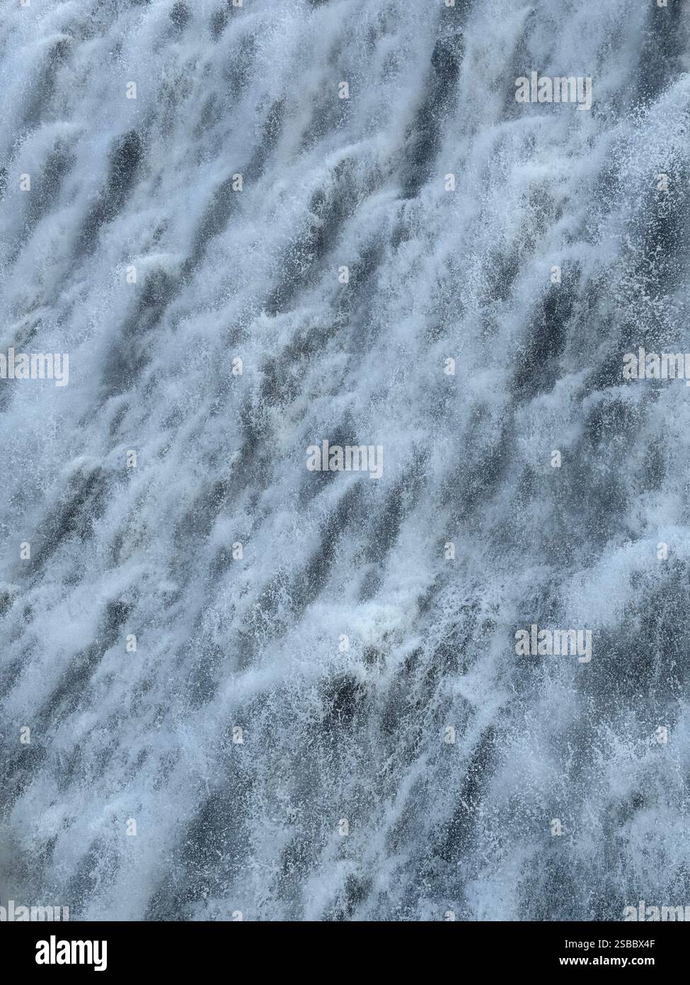 Das Wasser stürzt über den Damm, Elan Valley, Rhyader, Mid Wales - Smartphone-aufgenommenes Stockfoto