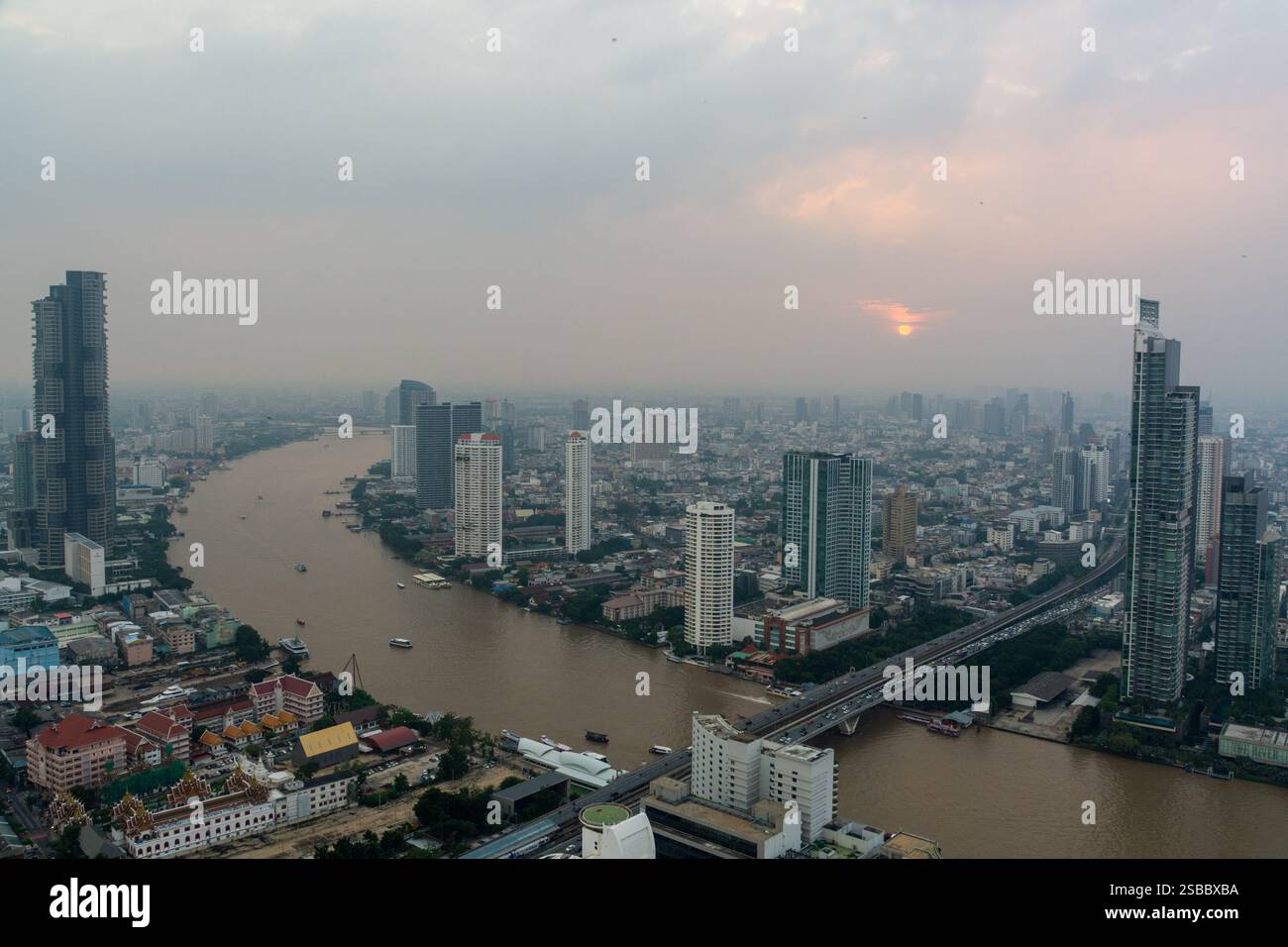 Blick auf den Sonnenuntergang über den Fluss Chao Phraya in Bangkok, Thailand Stockfoto
