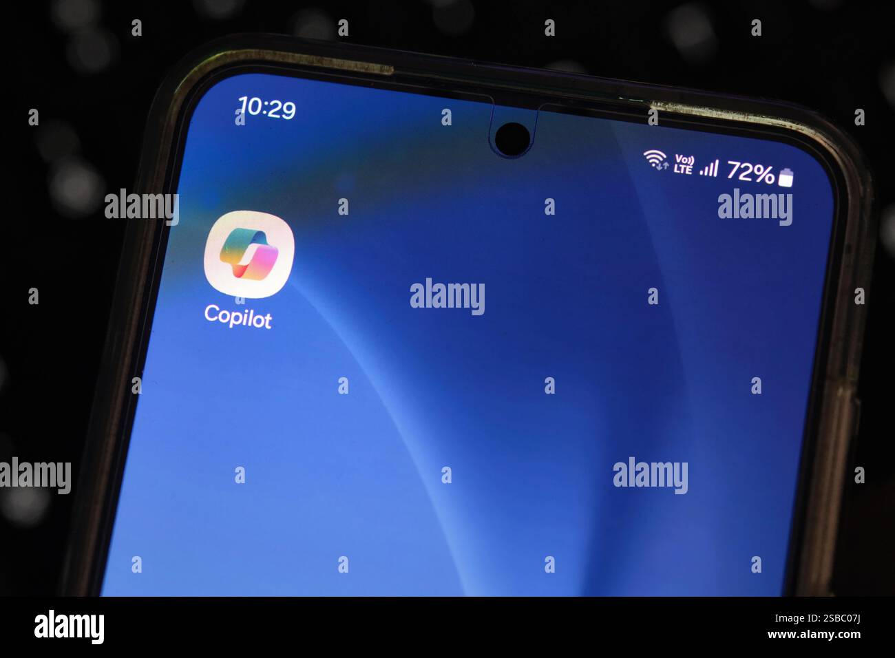 Der Bildschirm eines Smartphones mit der AI Copilot App von Microsoft Stockfoto
