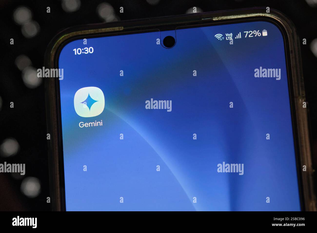 Der Bildschirm eines Smartphones mit einer AI Gemini App von Google Stockfoto