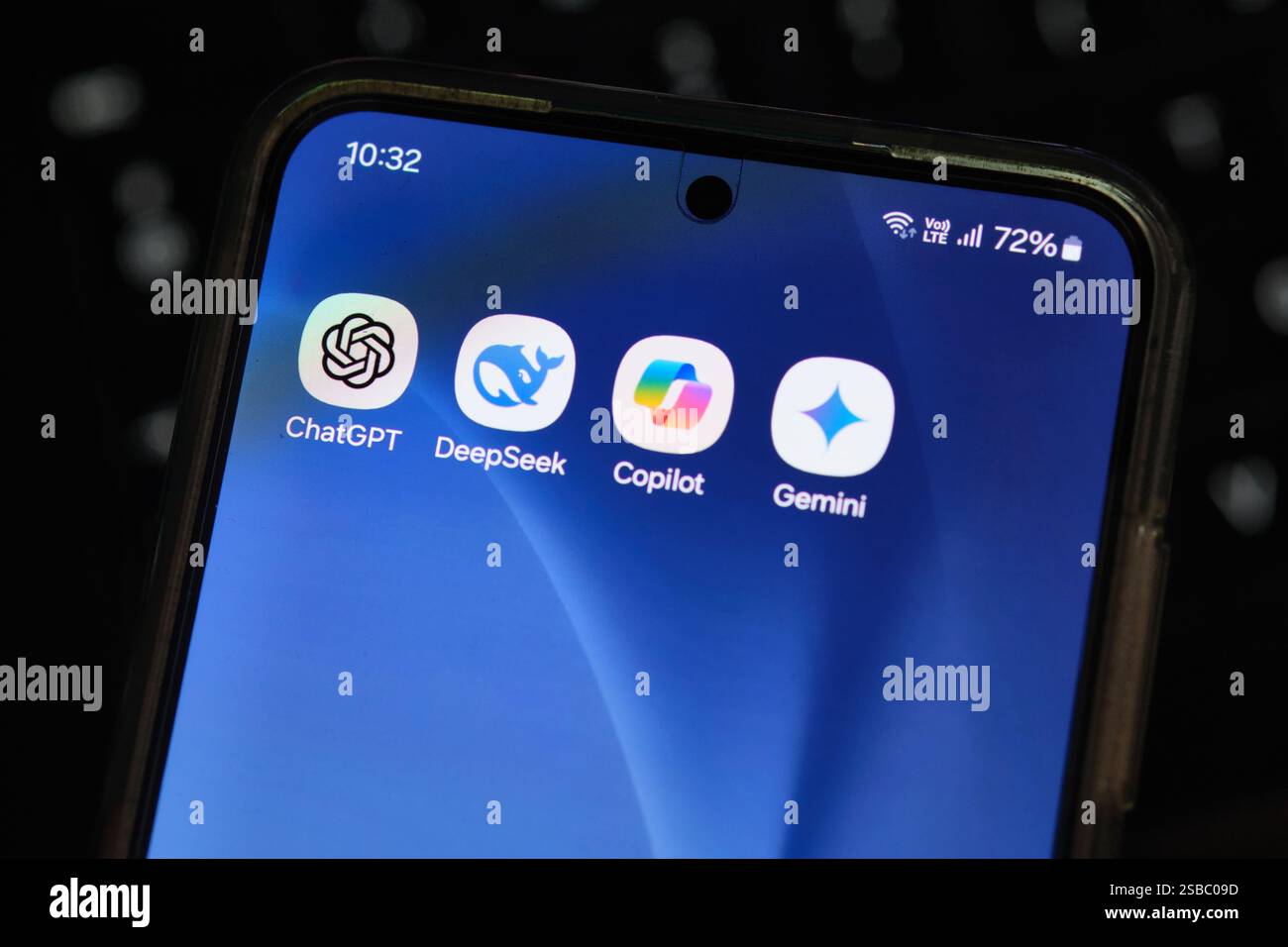 Der Bildschirm eines Smartphones mit den KI-Apps vertieft Chat gemini Copilot Stockfoto