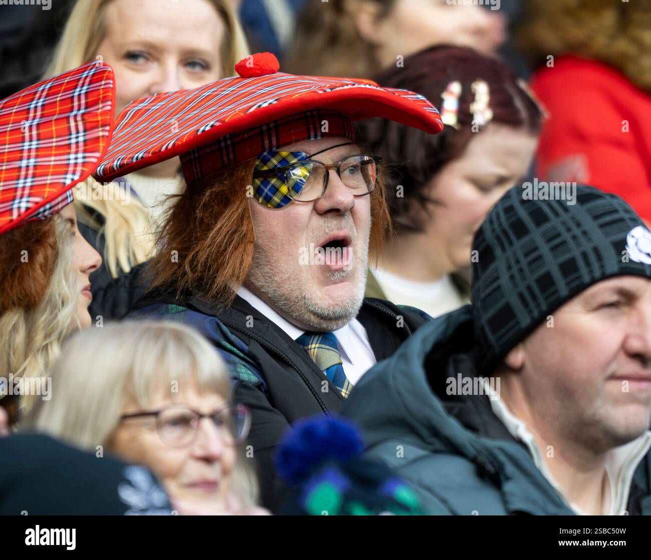 EDINBURGH, SCHOTTLAND - 1. FEBRUAR: Schottland-Fans beim Guinness Six Nations 2025-Spiel zwischen Schottland und Italien in voller Stimme. Stockfoto