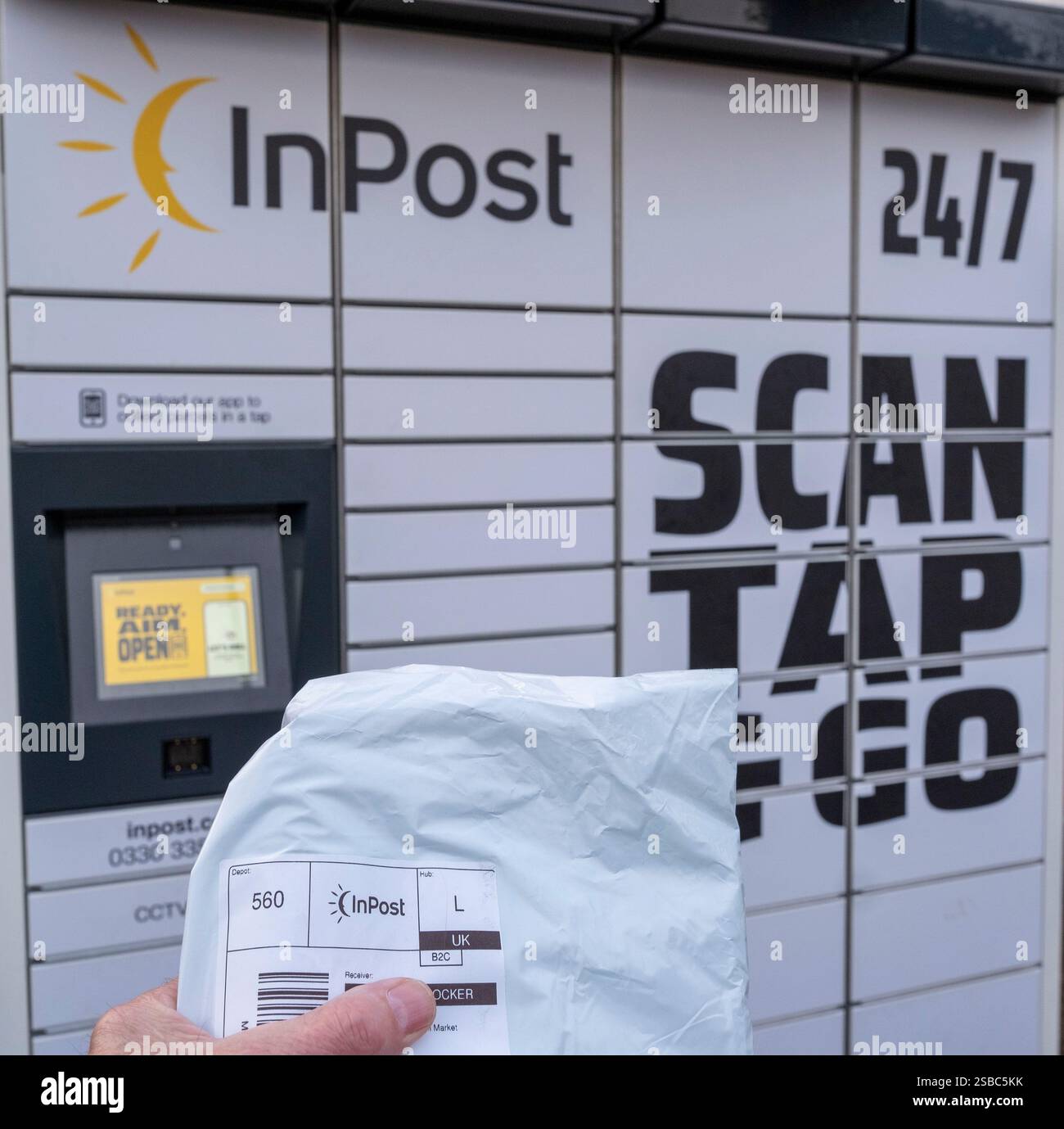 Gepäckabhol- und Rückgabeservice im Posteingang, Livingston, Schottland, Großbritannien Stockfoto