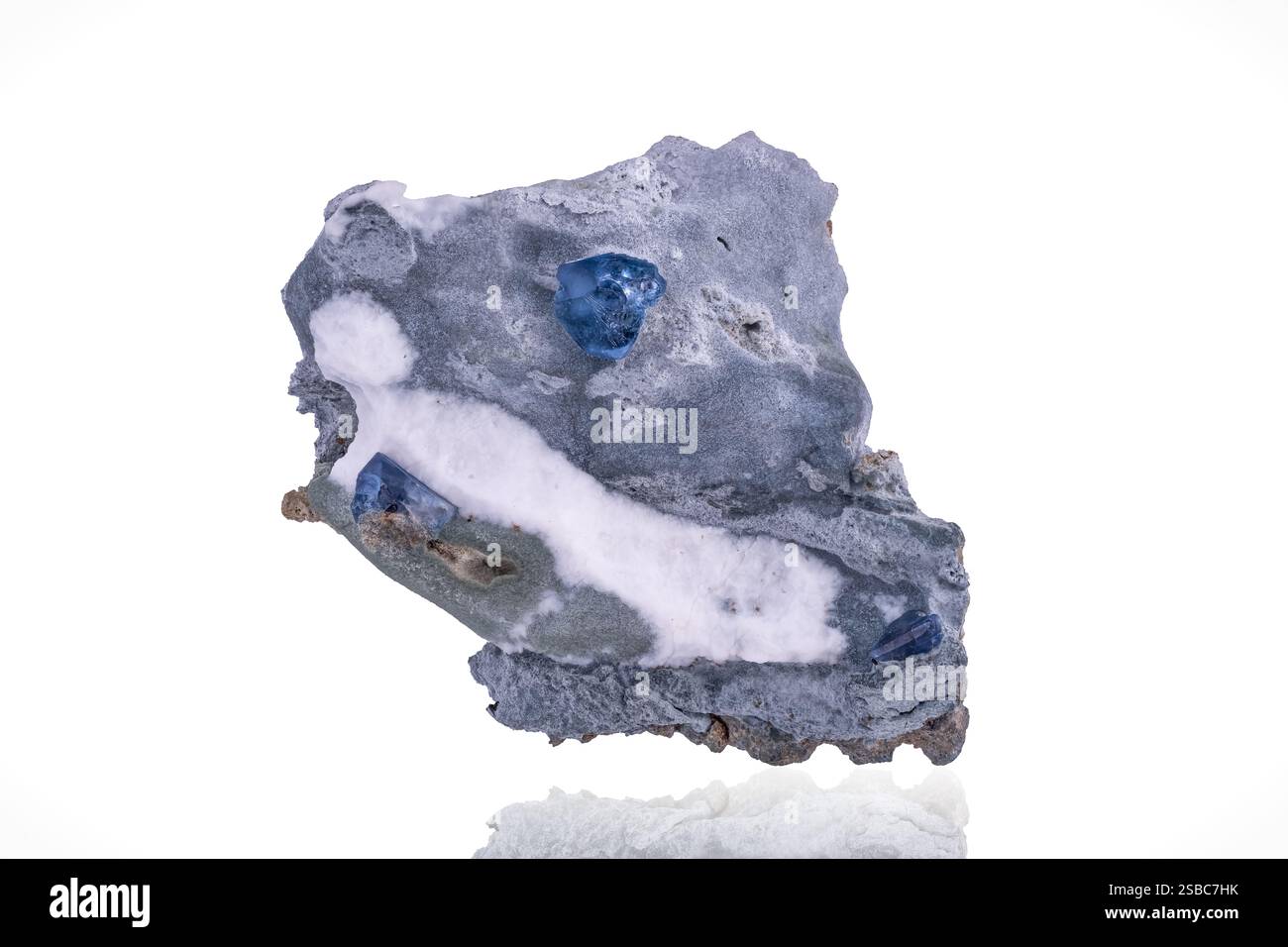 Benitoitblauer Kristall. Exemplar aus der Gem Mine, San Benito Co., Kalifornien, USA. Fotografie isoliert auf weißem Schwarzgrund. Hintergrund für Makrodetails. Stockfoto