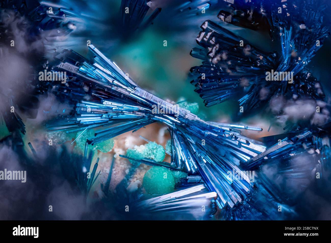 Hellblaue Clinoclase mit grünem Malachit. Exemplar aus der Clara-Mine, Oberwolfach, Deutschland. Mikrofotografie extreme Nahaufnahme. Mikroskop Mineral Stockfoto