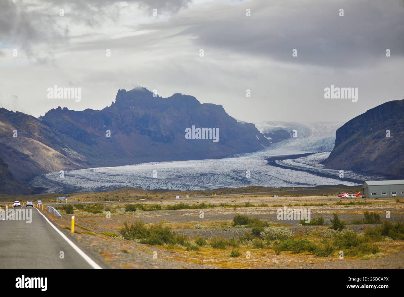 Malerischer Blick auf die schwarzen vulkanischen Berge und den Vatnajokull (Vatna-Gletscher) in Island Stockfoto