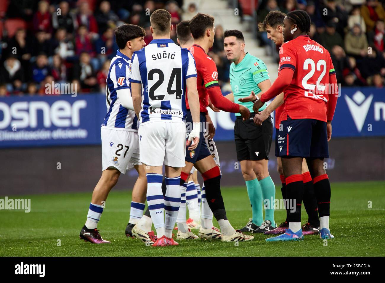 Pamplona, Spanien. Januar 2025. Sport. Fußball/Fußball. Das Fußballspiel der La Liga EA Sports zwischen CA Osasuna und Real Sociedad fand am 2. Februar 2025 im El Sadar-Stadion in Pamplona (Spanien) statt. Kredit: Inigo Alzugaray/Cordon Press Kredit: CORDON PRESS/Alamy Live News Stockfoto