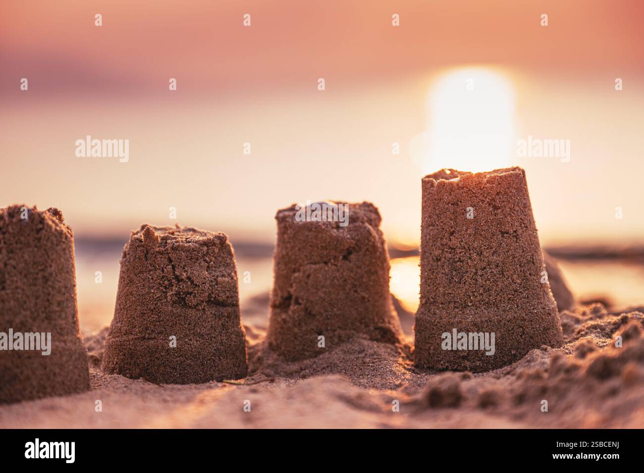 Sandburg am Strand, selektiver Fokus Stockfoto