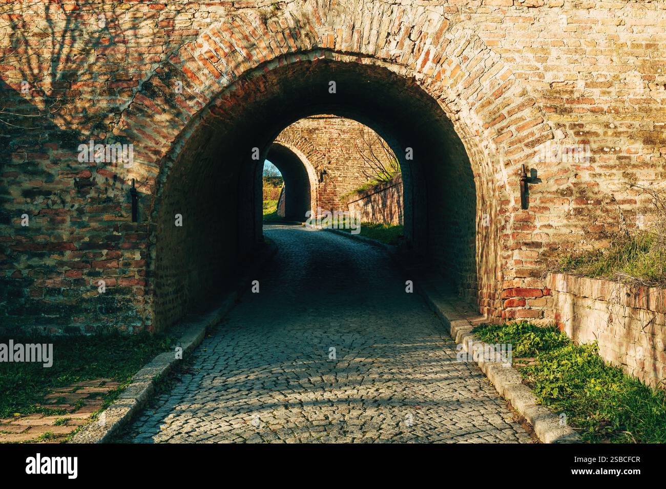 Bogengangstunnel aus Ziegeln auf der Festung Petrovaradin in Novi Sad, Serbien. Selektiver Fokus. Stockfoto