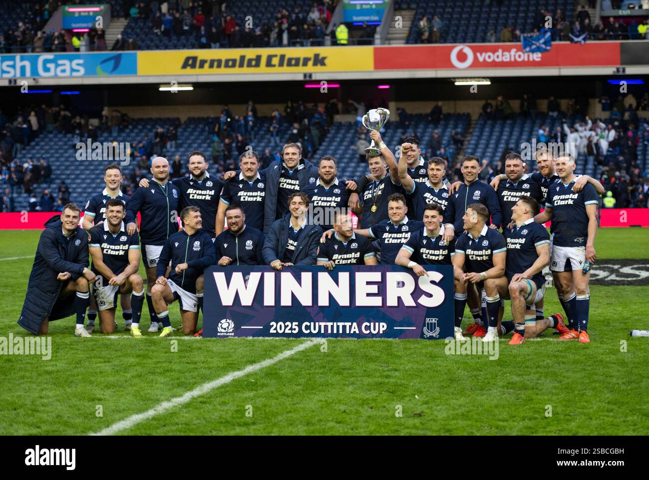 EDINBURGH, SCHOTTLAND - 1. FEBRUAR: Die schottische Mannschaft zeigt die Cuttitta-Trophäe nach dem Sieg gegen Italien mit 31:19. Stockfoto